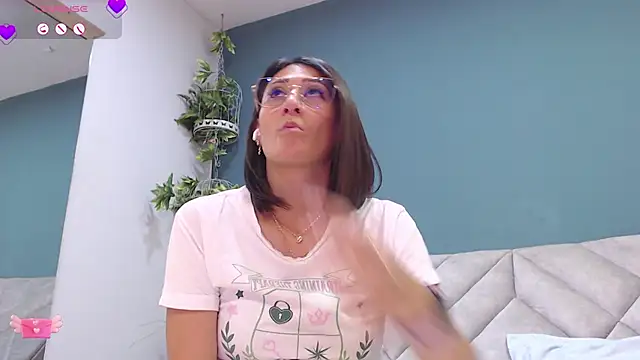 Snapshot of SharisWillian chatting on 02.06.25 SharisWillian online show from 02.06.25