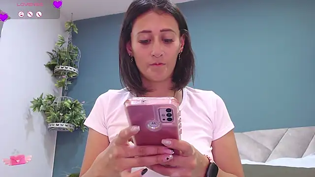 Snapshot of SharisWillian chatting on 02.08.25 SharisWillian online show from 02.08.25