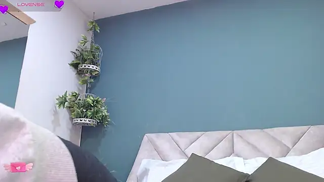 Snapshot of SharisWillian chatting on 02.14.25 SharisWillian online show from 02.14.25