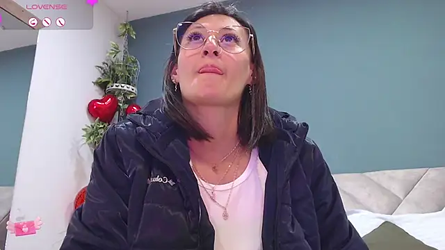 Snapshot of SharisWillian chatting on 02.25.25 SharisWillian online show from 02.25.25