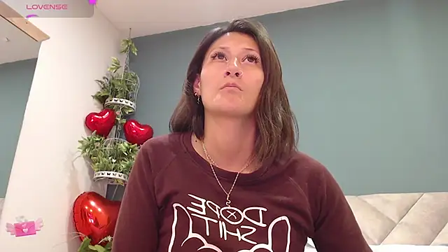 Snapshot of SharisWillian chatting on 02.26.25 SharisWillian online show from 02.26.25