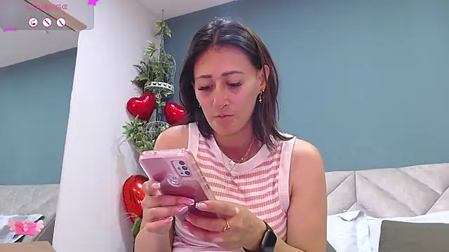 Snapshot of SharisWillian chatting on 02.27.25 SharisWillian online show from 02.27.25