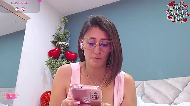 Snapshot of SharisWillian chatting on 03.08.25 SharisWillian online show from 03.08.25