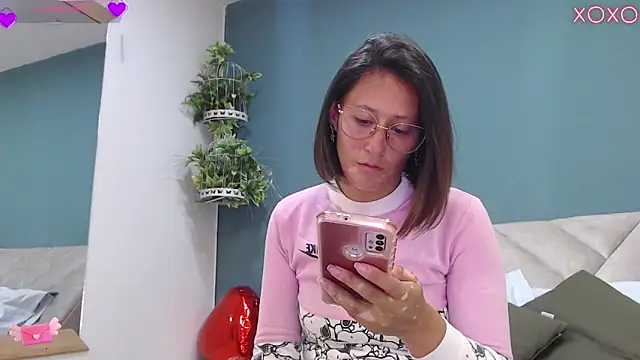 Snapshot of SharisWillian chatting on 09.19.25 SharisWillian online show from 09.19.25