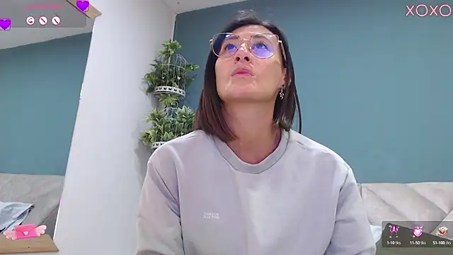Snapshot of SharisWillian chatting on 10.04.25 SharisWillian online show from 10.04.25