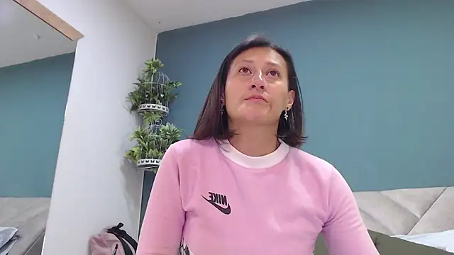 Snapshot of SharisWillian chatting on 10.07.25 SharisWillian online show from 10.07.25
