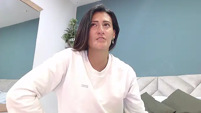 Snapshot of SharisWillian chatting on 10.08.25 SharisWillian online show from 10.08.25