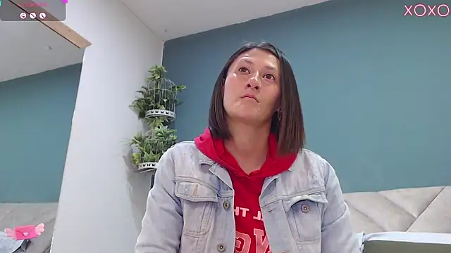 Snapshot of SharisWillian chatting on 10.09.25 SharisWillian online show from 10.09.25
