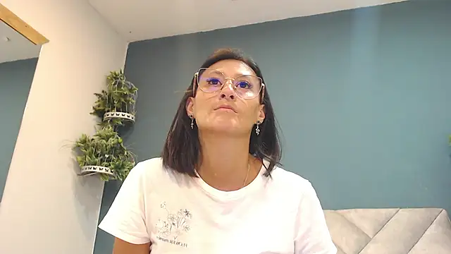 Snapshot of SharisWillian chatting on 04.22.26 SharisWillian online show from 04.22.26