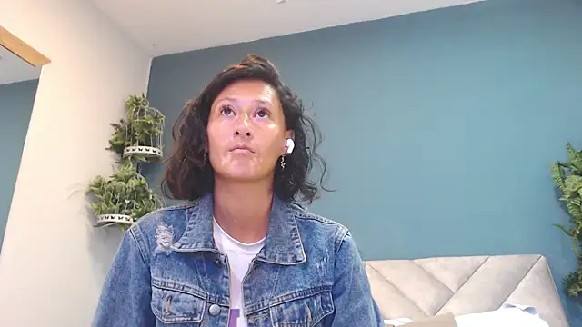 Snapshot of SharisWillian chatting on 04.30.26 SharisWillian online show from 04.30.26