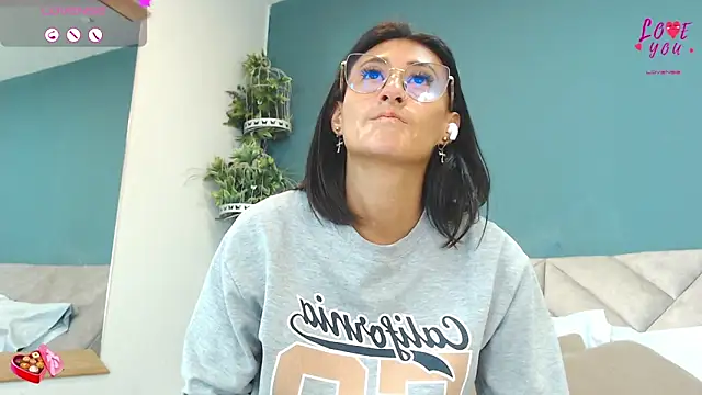 Snapshot of SharisWillian chatting on 05.25.26 SharisWillian online show from 05.25.26