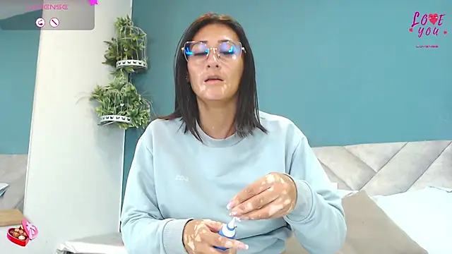 Snapshot of SharisWillian chatting on 05.28.26 SharisWillian online show from 05.28.26