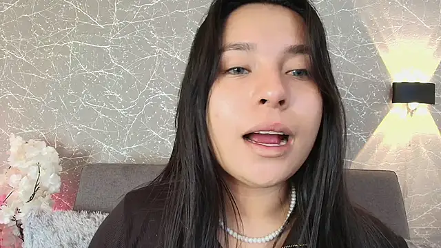 Snapshot of mia_roux13 chatting on 01.19.25 mia roux13 online show from 01.19.25