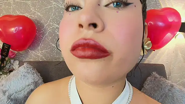 Snapshot of mia_roux13 chatting on 02.14.25 mia roux13 online show from 02.14.25
