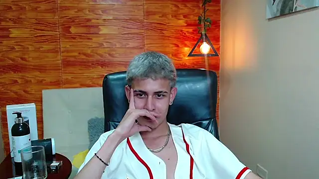 Snapshot of Bastiaan_28 chatting on 12.20.24 Bastiaan 28 online show from 12.20.24