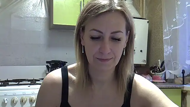 Snapshot of AshleyXHoney chatting on 12.04.24 AshleyXHoney online show from 12.04.24