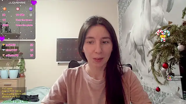 Snapshot of Wowpornoo chatting on 01.01.25 Wowpornoo online show from 01.01.25