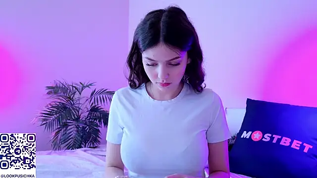 Snapshot of pusichka chatting on 12.28.24 pusichka online show from 12.28.24