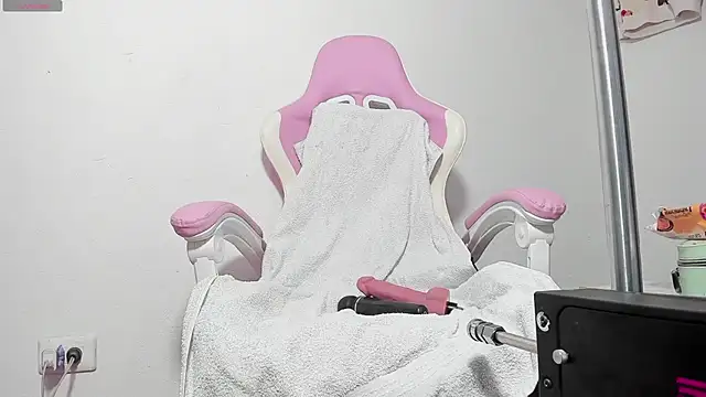 Snapshot of blondeb201 chatting on 03.18.25 blondeb201 online show from 03.18.25