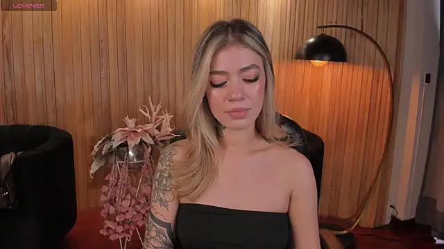 ViolettHansson online show from 11.10.25