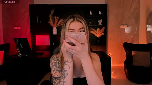 ViolettHansson online show from 11.27.25