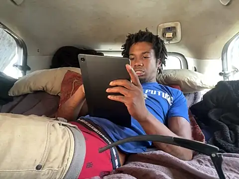 Snapshot of SlimeCrownzOut5 chatting on 09.28.25 SlimeCrownzOut5 online show from 09.28.25