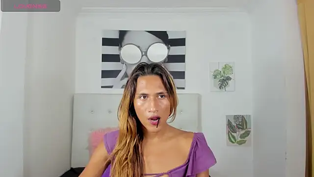 Snapshot of Brisahott chatting on 10.24.25 Brisahott online show from 10.24.25