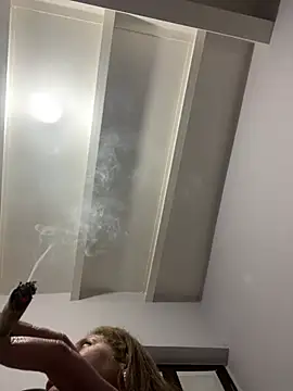 Snapshot of andreinitahg chatting on 01.05.25 andreinitahg online show from 01.05.25