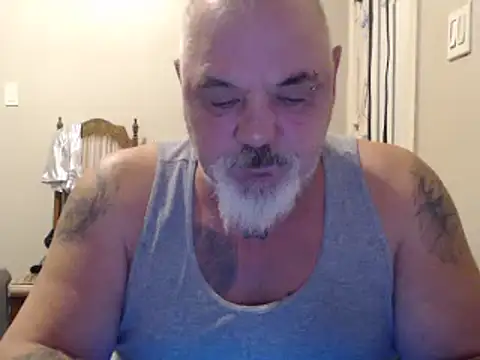 Newfiesausage1972 online show from 01.30.25