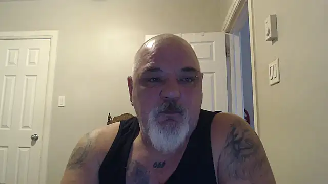 Newfiesausage1972 online show from 02.16.25