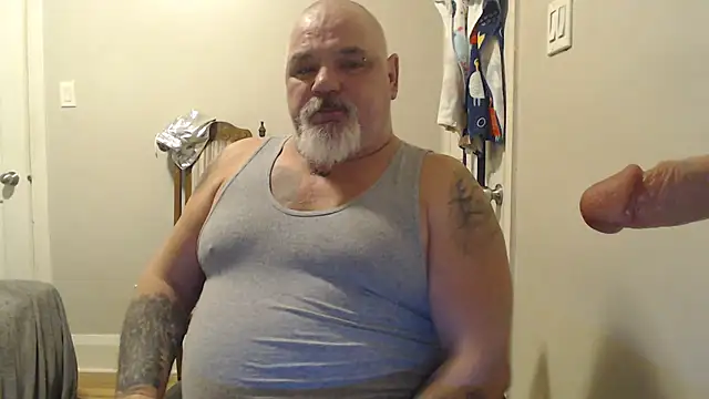 Newfiesausage1972 online show from 02.19.25