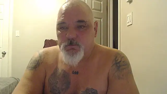 Newfiesausage1972 online show from 03.12.25