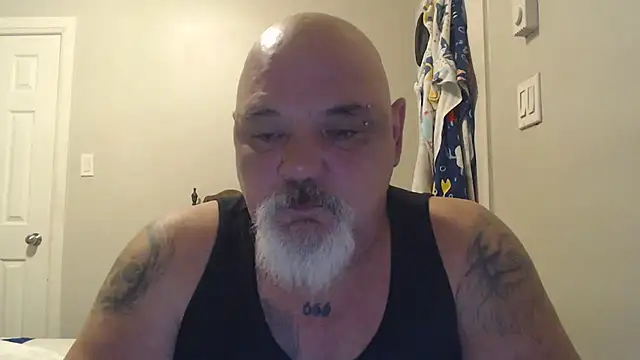 Newfiesausage1972 online show from 03.17.25