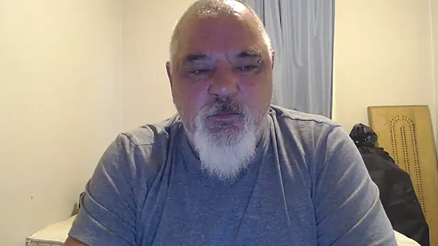 Newfiesausage1972 online show from 10.04.25