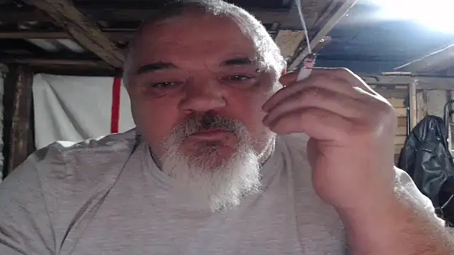 Newfiesausage1972 online show from 11.16.25