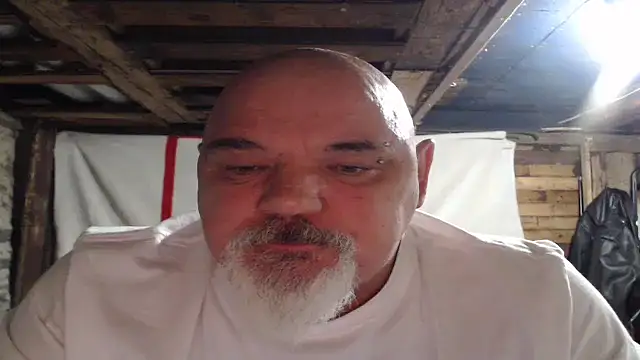 Newfiesausage1972 online show from 11.18.25