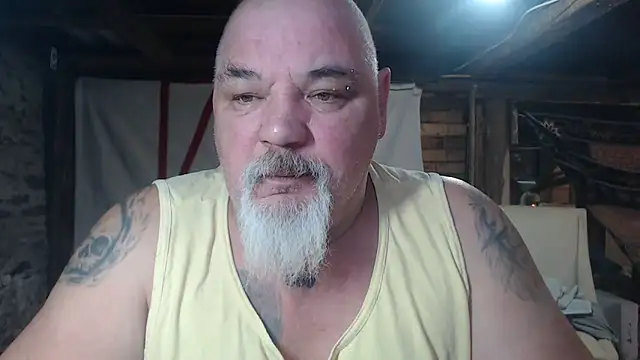 Newfiesausage1972 online show from 03.06.26