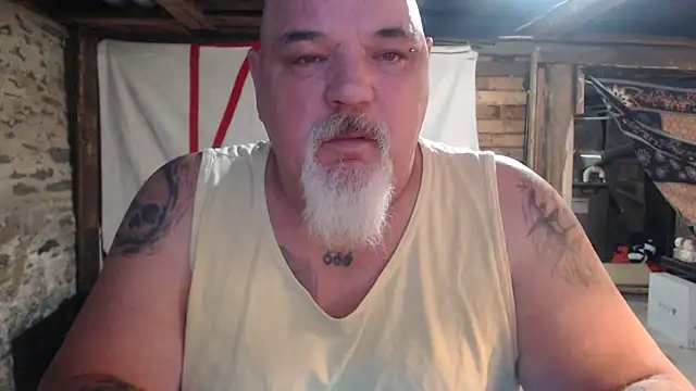 Newfiesausage1972 online show from 03.19.26