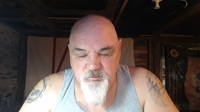 Newfiesausage1972 online show from 04.05.26