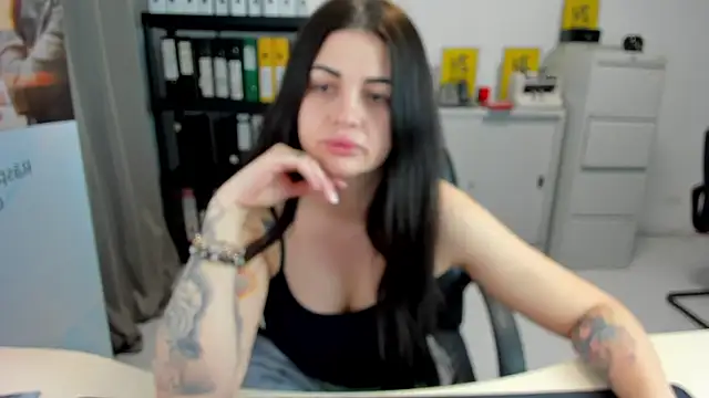 Snapshot of TiffanySweet chatting on 12.20.24 TiffanySweet online show from 12.20.24