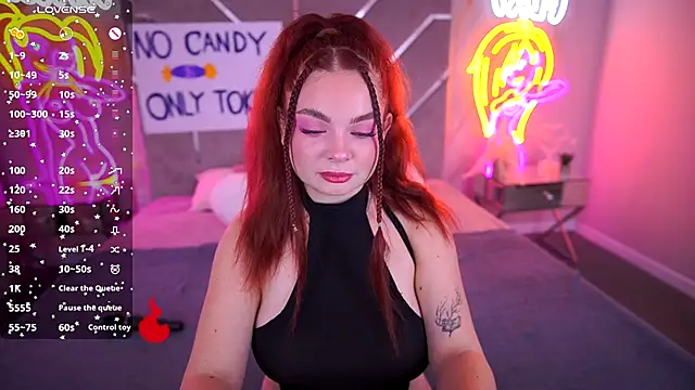 Snapshot of CarolinaDia chatting on 10.31.25 CarolinaDia online show from 10.31.25