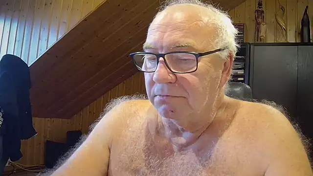 Snapshot of biggandybig chatting on 10.16.25 biggandybig online show from 10.16.25