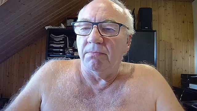 Snapshot of biggandybig chatting on 10.20.25 biggandybig online show from 10.20.25