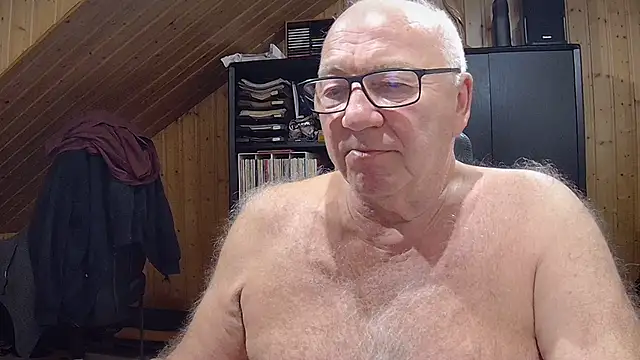 Snapshot of biggandybig chatting on 10.26.25 biggandybig online show from 10.26.25