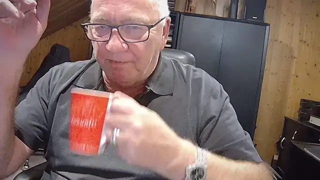 Snapshot of biggandybig chatting on 10.31.25 biggandybig online show from 10.31.25