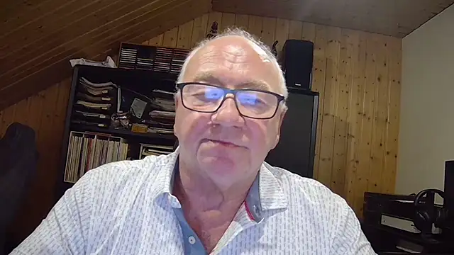 Snapshot of biggandybig chatting on 11.04.25 biggandybig online show from 11.04.25