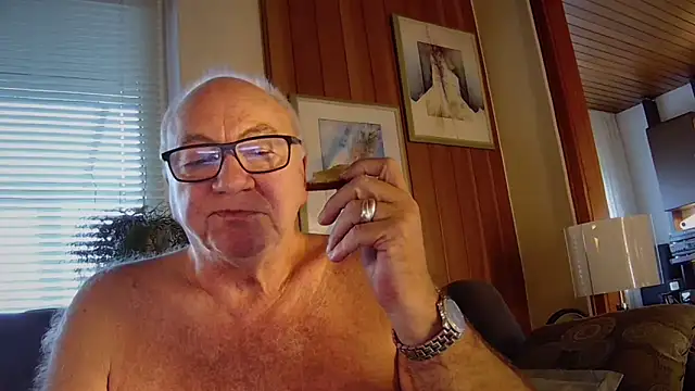 Snapshot of biggandybig chatting on 11.25.25 biggandybig online show from 11.25.25