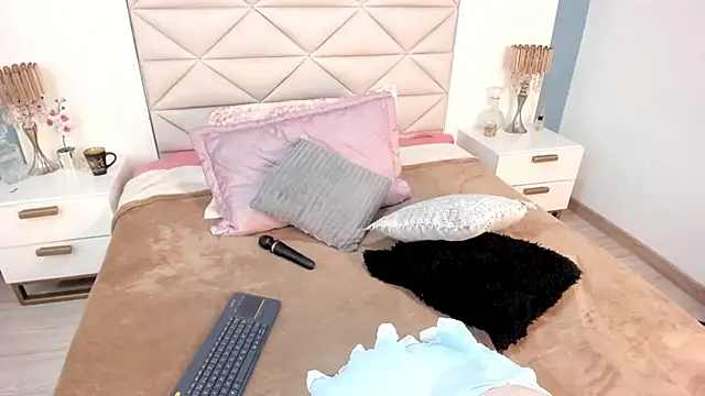 Snapshot of Twwiiggy chatting on 01.16.26 Twwiiggy online show from 01.16.26