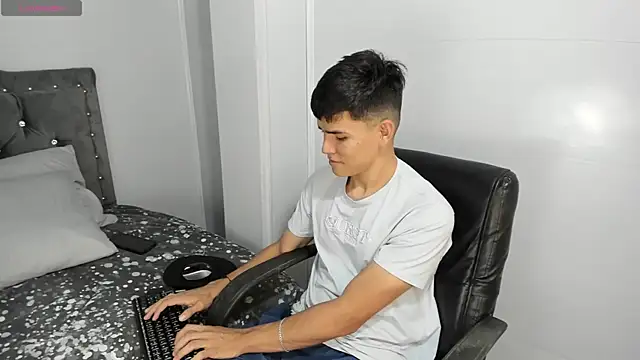 Snapshot of Jacobb_Lee chatting on 12.27.24 Jacobb Lee online show from 12.27.24