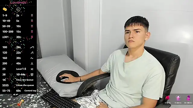 Snapshot of Jacobb_Lee chatting on 12.28.24 Jacobb Lee online show from 12.28.24